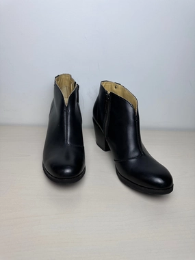 Boots Ankle Heels By Bussola In Black, Size: 8.5