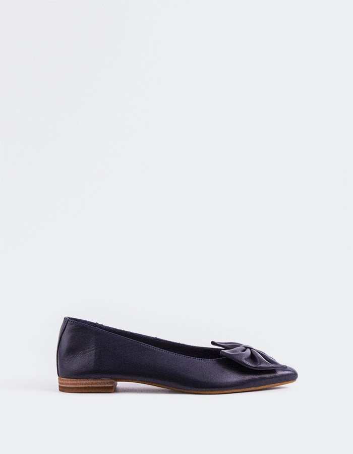 Ulwin Navy Leather